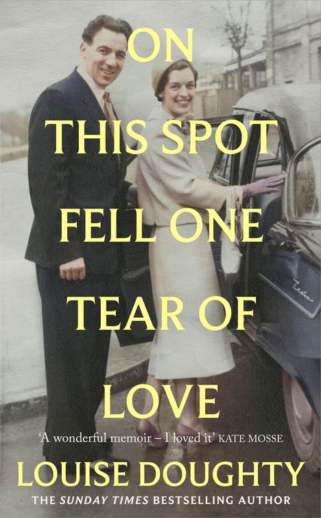 „ON THIS SPOT FELL ONE TEAR OF LOVE“ steht über einem alten Foto eines lächelnden Paars, das ein Auto besteigt.