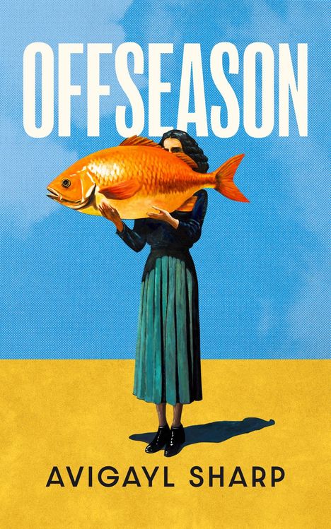 "OFFSEASON" und "AVIGAYL SHARP" stehen auf blauem Hintergrund. Frau in Kleid hält riesigen orangen Fisch.