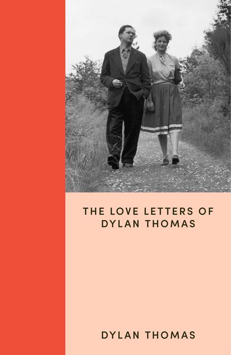 „The Love Letters of Dylan Thomas“ steht in schwarzer Schrift auf einem cremefarbenen Hintergrund. Links ist ein roter Streifen. Rechts ein Schwarzweißfoto eines Paares, das auf einem Weg spaziert.