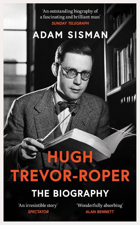 Adam Sisman: "Hugh Trevor-Roper: The Biography", Lob von "Sunday Telegraph", "Spectator", und Alan Bennett. Mann liest Buch.