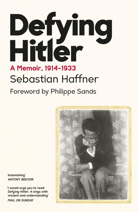 'Defying Hitler', A Memoir 1914-1933 von Sebastian Haffner. Vorwort: Philippe Sands. Foto von nachdenklichem Mann.