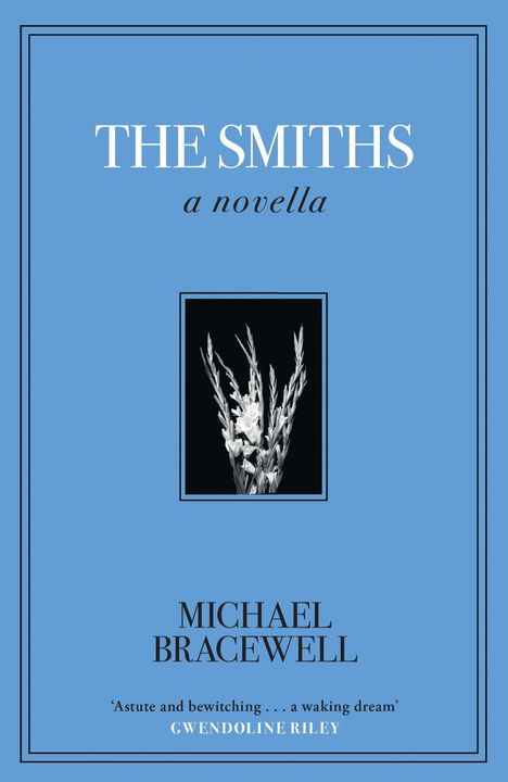 "The Smiths", eine Novelle von Michael Bracewell, Gwendoline Riley zitiert. Schwarz-weißes Blumenbild auf blauem Hintergrund.