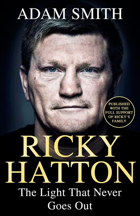 Text: Adam Smith, Ricky Hatton, The Light That Never Goes Out. Nahaufnahme eines ernsten Gesichts, dunkler Hintergrund.