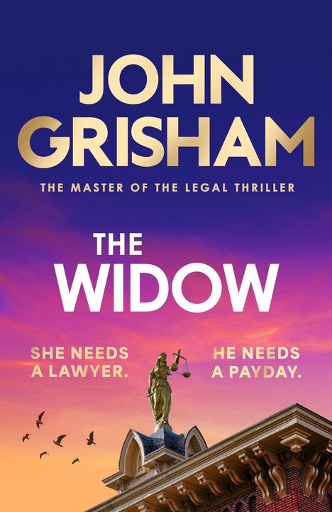John Grisham: The Widow. "She needs a lawyer. He needs a payday." Statue von Justitia auf einem Gebäude vor buntem Himmel.