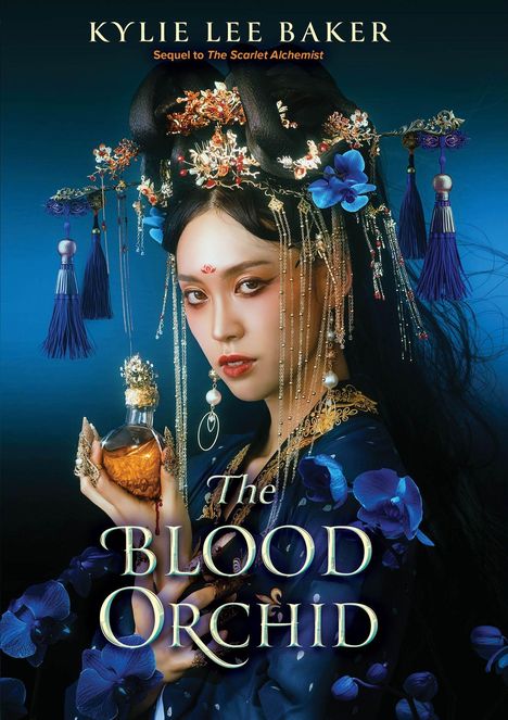 „Kylie Lee Baker, Sequel to The Scarlet Alchemist, The Blood Orchid.“ Frau in prächtigem Kleid, mit Flakon, Blumen.