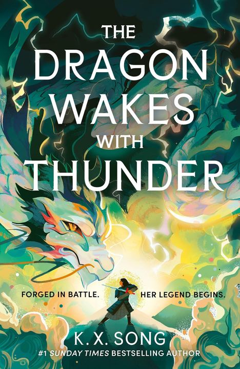 "THE DRAGON WAKES WITH THUNDER. Forged in battle. Her legend begins. K.X. Song." Illustration eines Drachen und Kriegers.
