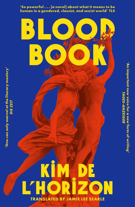 „BLOOD BOOK“, „KIM DE L'HORIZON“, rote Statue auf blauem Hintergrund, übersetzt von Jamie Lee Searle. Zitate von TLS, DIE ZEIT.