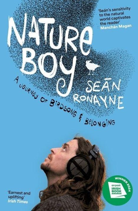 „NATURE BOY“, Seán Ronayne, „A JOURNEY OF BIRDSONG & BELONGING“. Ein Mann mit Kopfhörern schaut nach oben.