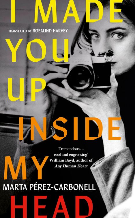„I MADE YOU UP INSIDE MY HEAD“ und „MARTA PÉREZ-CARBONELL“ stehen in farbigen Lettern auf einem Schwarz-Weiß-Foto einer Person mit Kamera.