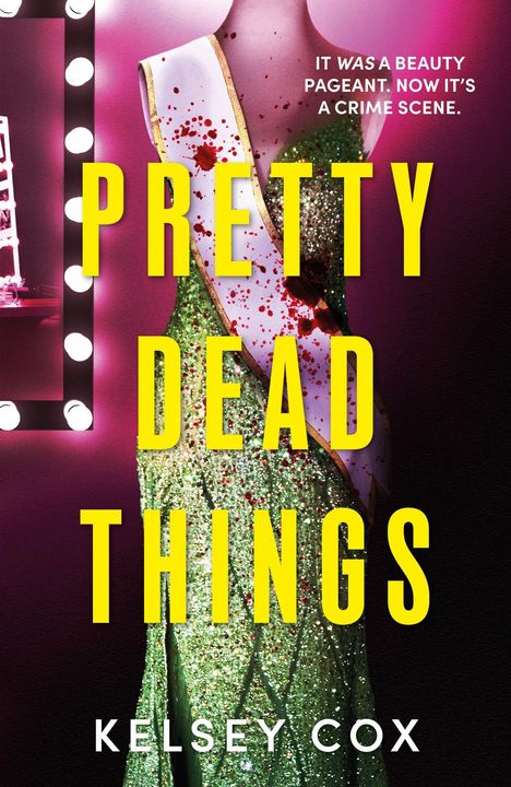 „Pretty Dead Things“ in gelbem Text, darüber „It was a beauty pageant. Now it’s a crime scene.“ Eine blutbefleckte Schärpe.