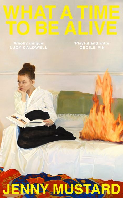 Text: "WHAT A TIME TO BE ALIVE" oben, "JENNY MUSTARD" unten. Illustration: Frau liest neben Feuer auf Sofa.