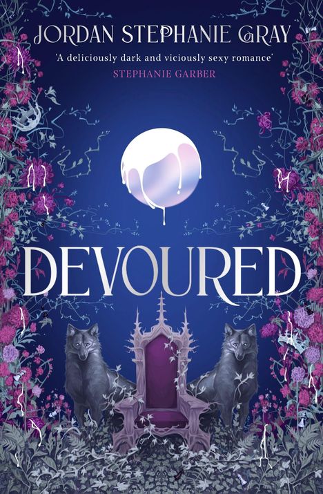 Text: "Jordan Stephanie Gray, 'A deliciously dark and viciously sexy romance' - Stephanie Garber, DEVOURD." Illustration: Zwei Wölfe flankieren einen Thron, umgeben von rosa Blumen und Ranken auf blauem Hintergrund.