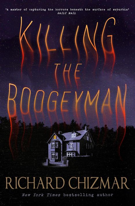 "KILLING THE BOOGEYMAN" ist in großen, flammenden Buchstaben geschrieben. Ein Haus vor einem Wald in der Nacht.