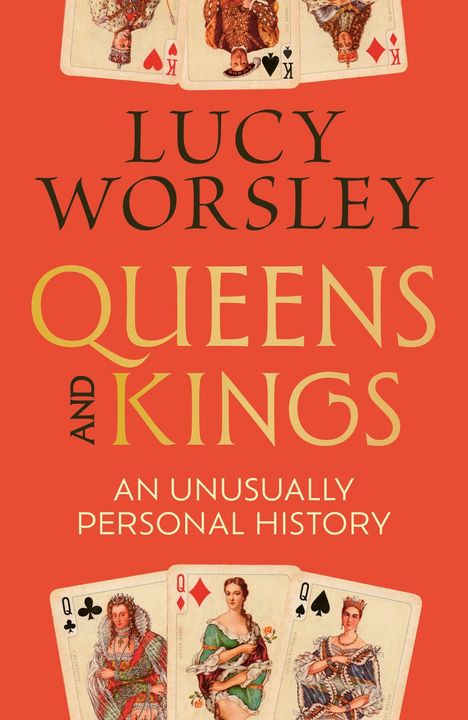 LUCY WORSLEY. QUEENS AND KINGS. AN UNUSUALLY PERSONAL HISTORY. Spielkarten mit Königinnen und Königen auf rotem Hintergrund.