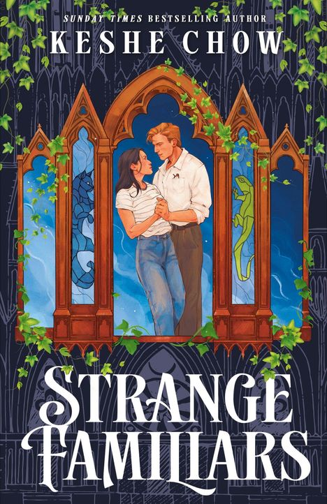 „Sunday Times Bestselling Author Keshe Chow. Strange Familiars.“ Illustration: Ein Paar in gotischer Kulisse, umgeben von Efeu.