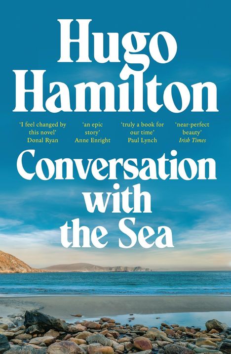 „Hugo Hamilton: Conversation with the Sea“. Zitate: „I feel changed“, „an epic story“, „near-perfect beauty“. Küstenlandschaft mit Meer.