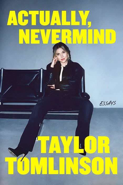 Text: "ACTUALLY, NEVERMIND", "ESSAYS", "TAYLOR TOMLINSON". Eine Person sitzt lässig auf einem Sitz, schaut direkt nach vorne.