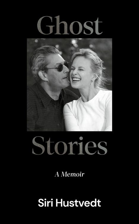 "Ghost Stories: A Memoir" von Siri Hustvedt. Schwarzweißfoto eines lachenden Paares.