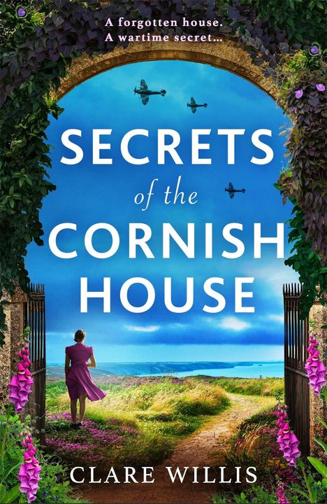 Buchtitel: "Secrets of the Cornish House". Eine Frau in lila Kleid blickt auf Küstenlandschaft mit Flugzeugen im Himmel.