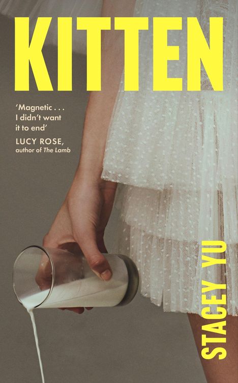 "KITTEN" und "STACEY YU" in gelb. Rezension von Lucy Rose. Hand hält Glas, aus dem Milch fließt. Vintage Kleid.
