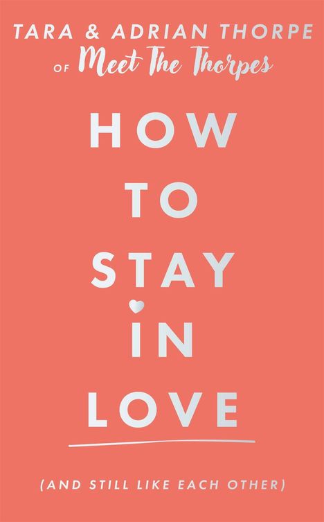 Buchtitel in Weiß auf koralle: "HOW TO STAY IN LOVE" mit kleinem Herz und zusätzlichem Text unten in Klammern.