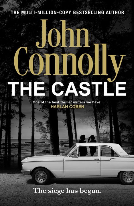 „John Connolly, The Castle“, Zitat von Harlan Coben, „The siege has begun.“; Illustration: Auto vor Bäumen und Küstenlandschaft.