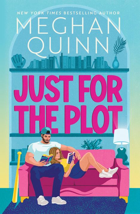 Text: "Meghan Quinn", "Just for the Plot". Illustration: Ein Paar liest auf einem rosa Sofa, Bücherregal im Hintergrund.