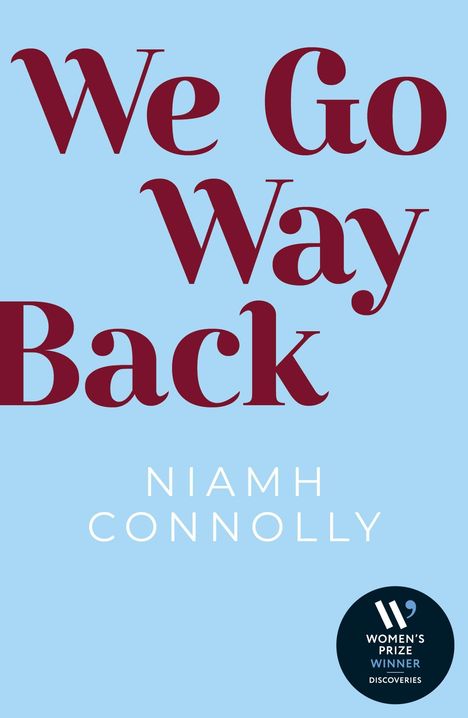 "We Go Way Back" in großer, roter Schrift auf blauem Hintergrund. Darunter "Niamh Connolly" in Weiß. Logo „Women's Prize Winner“.