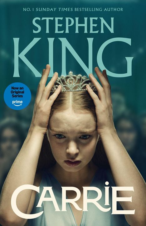 "No. 1 Sunday Times Bestselling Author Stephen King, Carrie." Ein junges Mädchen mit Krone wirkt angespannt.