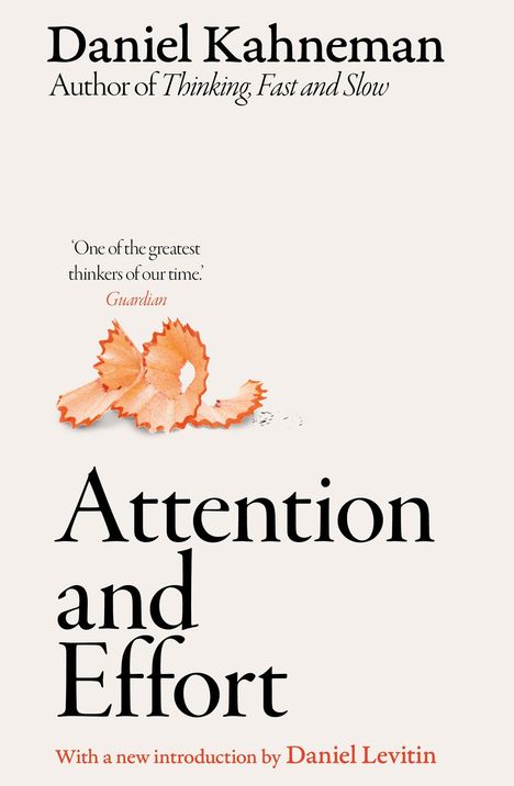 „Attention and Effort“, Daniel Kahneman. Aussage von Guardian über ihn. Bleistiftspäne im Hintergrund.