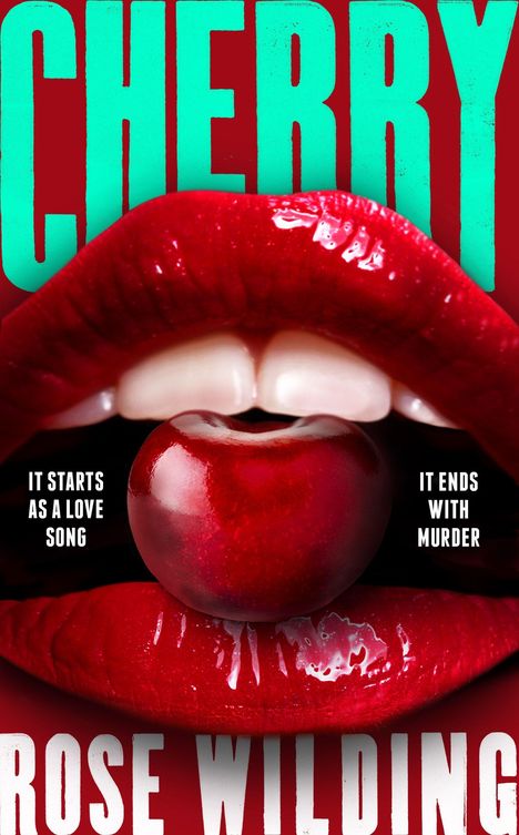 "CHERRY" oben, "ROSE WILDING" unten. Ein Mund mit roten Lippen hält eine Kirsche zwischen den Zähnen.