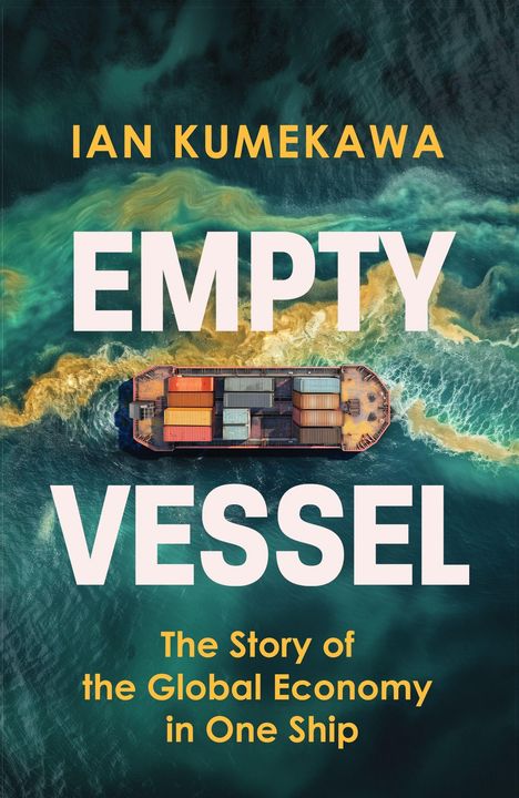„EMPTY VESSEL“ von Ian Kumekawa. Ein Frachtschiff auf türkisfarbenem Wasser mit welligen Strömungen.