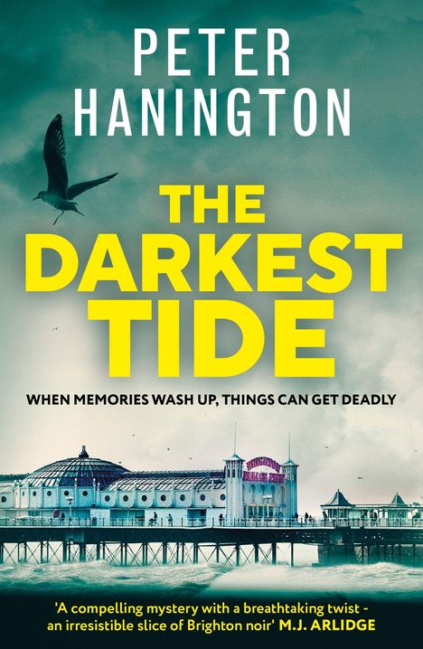 "Peter Hanington. The Darkest Tide. When memories wash up, things can get deadly." Vogel über Pier und stürmischem Meer.