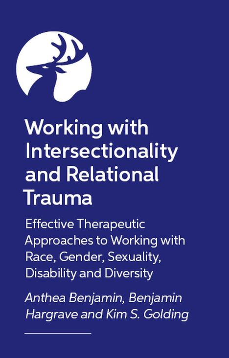 "Working with Intersectionality and Relational Trauma" steht in weiß auf dunkelblauem Hintergrund. Oben ist ein Hirschkopf-Logo.