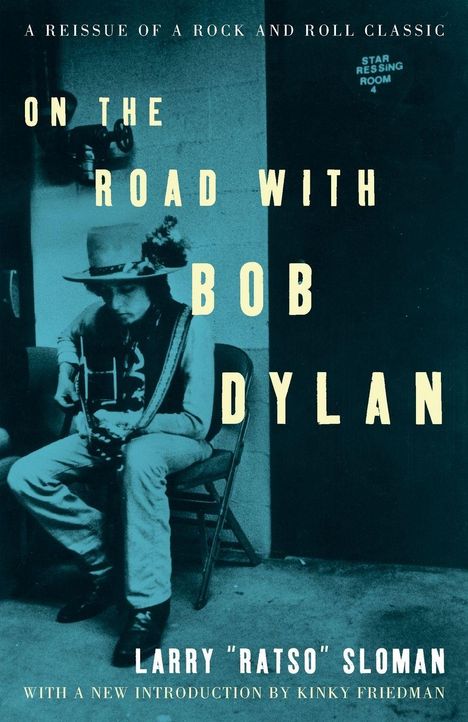 "On the Road with Bob Dylan" von Larry "Ratso" Sloman. Mann mit Gitarre und Hut sitzt nachdenklich auf einem Stuhl.