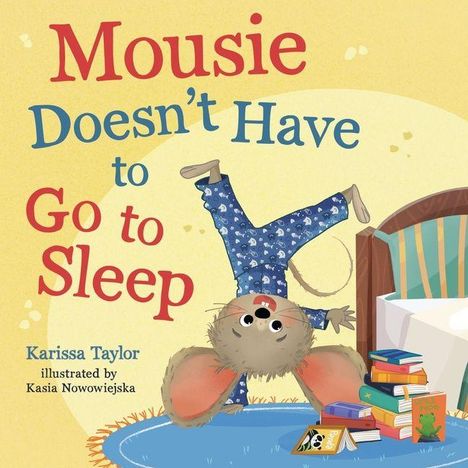 "Mousie Doesn't Have to Go to Sleep". Illustration: Maus in blauen Pyjamas, Bücherstapel neben einem Bett, fröhliche Atmosphäre.