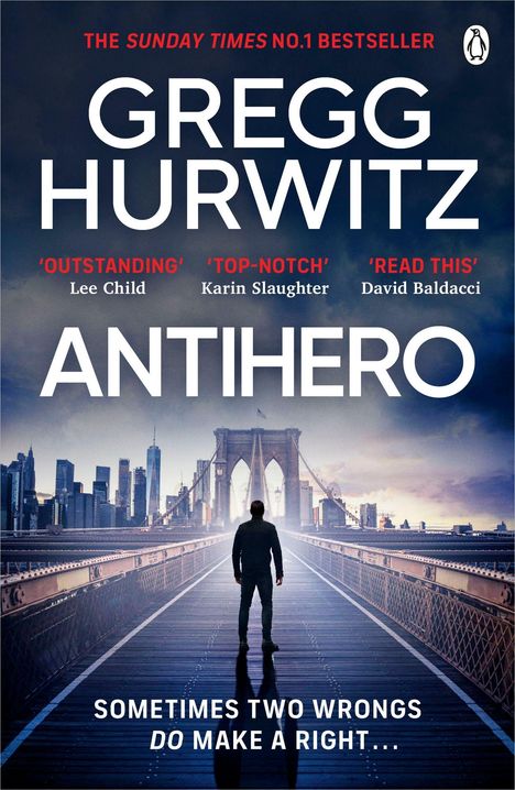 "THE SUNDAY TIMES NO.1 BESTSELLER. GREGG HURWITZ. ANTIHERO. Silhouette einer Person auf einer Brücke in Richtung Stadt."