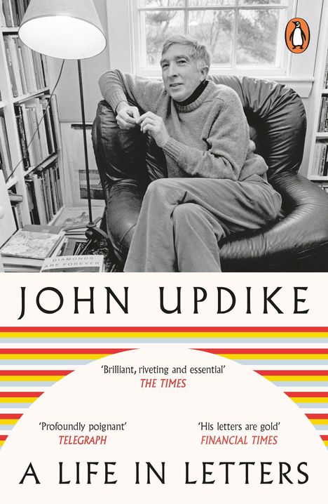 „John Updike: A Life in Letters“. Zitate von The Times, Telegraph, Financial Times. Ein Mann sitzt in einem Sessel.