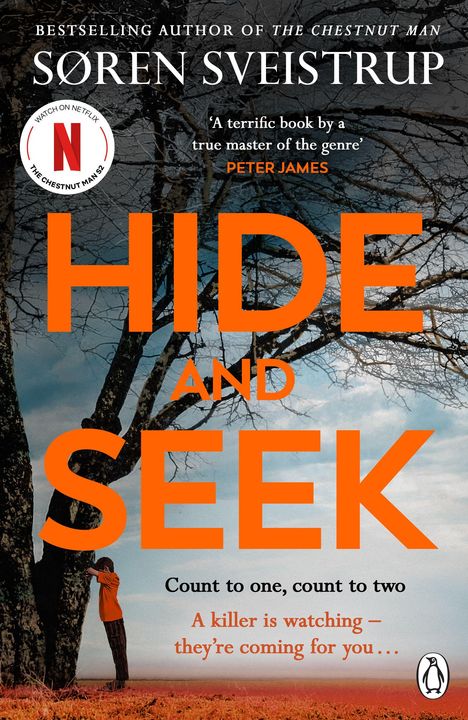 „HIDE AND SEEK“ steht in großen Buchstaben zentral. Ein Kind lehnt an einem Baum. Alles in Blau- und Rottönen.