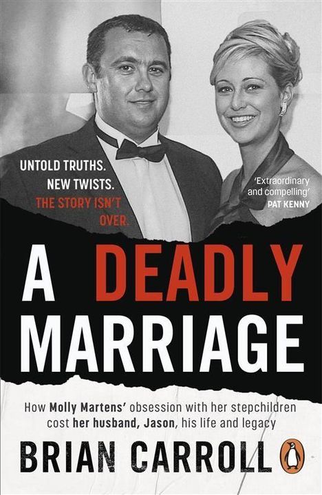 „Untold truths. New twists. The story isn't over. A Deadly Marriage“ von Brian Carroll. Darunter ein Foto eines lachenden Paares.