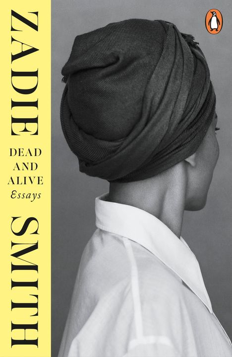 "Zadie Smith", "Dead and Alive Essays". Schwarz-weiß Fotografie von Person mit Turban, von der Seite gesehen. Penguin Logo.