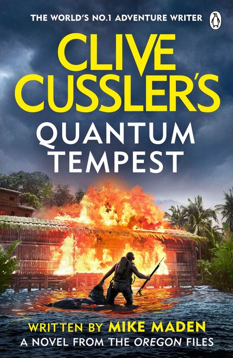 "Clive Cussler's Quantum Tempest." Ein brennender Holzbau am Wasser, davor eine bewaffnete Person in einem reißenden Fluss.