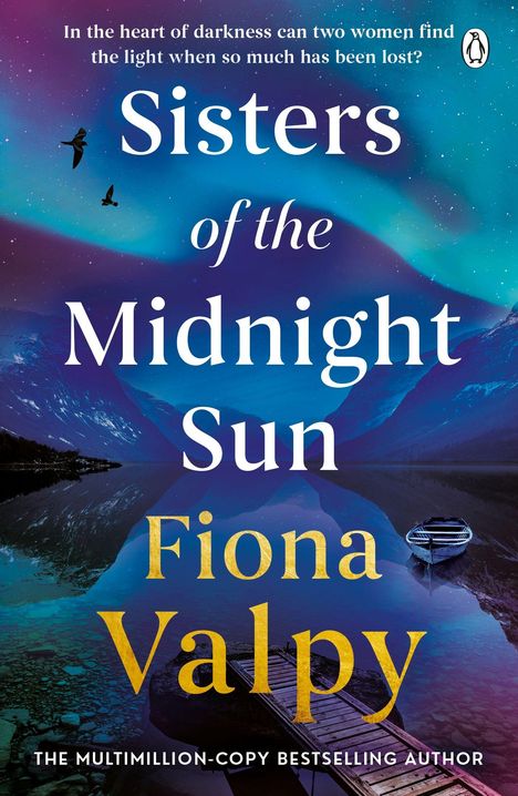 Text: "Sisters of the Midnight Sun", "Fiona Valpy". Fjordlandschaft unter Nordlichtern, Boot, Steg.