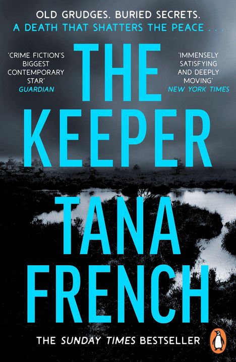 Text: "OLD GRUDGES. BURIED SECRETS.", "THE KEEPER", "TANA FRENCH". 
Ein dunkler, nebliger Wald mit Wasserflächen im Vordergrund.