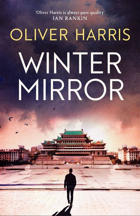 Text: „Oliver Harris, Winter Mirror“. Ein Mensch geht auf ein großes, traditionelles Gebäude zu.