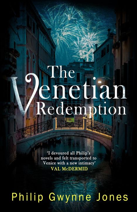 „The Venetian Redemption“ von Philip Gwynne Jones. Ein venezianischer Kanal mit Brücke bei Nacht, Feuerwerk im Hintergrund.