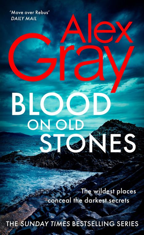 „Alex Gray BLOOD ON OLD STONES. The wildest places conceal the darkest secrets.“ Stürmischer Himmel über Felsen am Meer.