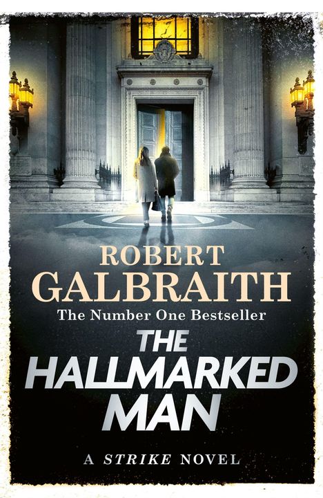 Text: "Robert Galbraith, The Number One Bestseller, The Hallmarked Man, A Strike Novel."  
Zwei Personen betreten ein beleuchtetes Gebäude.