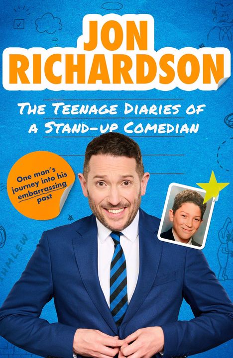 Der Text "JON RICHARDSON: The Teenage Diaries of a Stand-Up Comedian". Zeigt einen Mann im Anzug mit Kinderfoto.