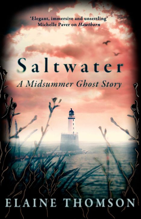 "Saltwater: A Midsummer Ghost Story" steht oben. Darunter ein Leuchtturm im Meer, umrahmt von abstrakten Pflanzenformen.